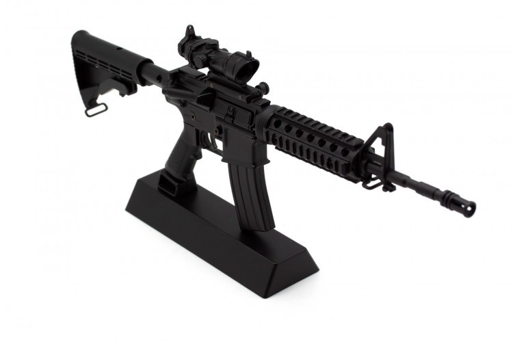 Модель сувенирная в виде оружия Microgun L M4A1 RIS телескопический приклад оптический прицел