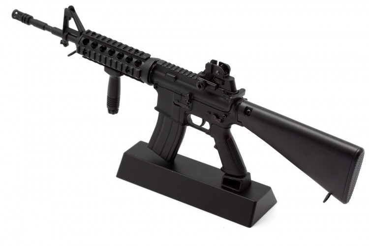 Модель сувенирная в виде оружия Microgun L M4A1 RIS с ручкой стандартный приклад стандартный прицел