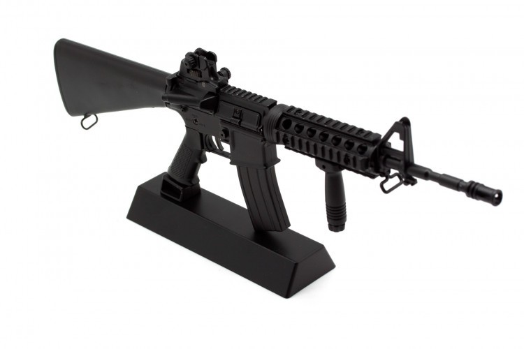 Модель сувенирная в виде оружия Microgun L M4A1 RIS с ручкой стандартный приклад стандартный прицел
