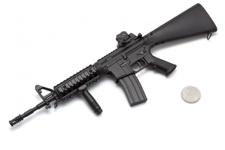 Модель сувенирная в виде оружия Microgun L M4A1 RIS с ручкой стандартный приклад стандартный прицел